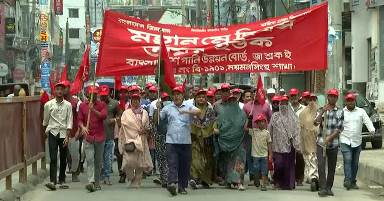 সভা-সমাবেশের ব্যানার-ফেস্টুনে তুলে ধরা হয় শ্রমবান্ধব কর্মপরিবেশের দাবি